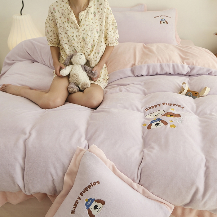 91家纺网 家纺一手货源 找家纺 大渔生活 2025新款高克重卡通牛奶绒刺绣四件套--耶耶狗 耶耶狗-紫