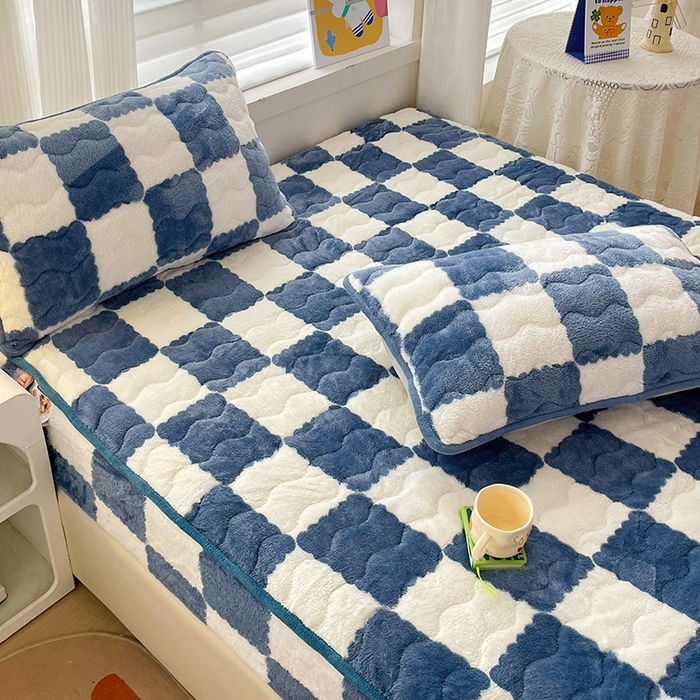 91家纺网 家纺一手货源 找家纺 叠派家纺 2024款秋冬北极绒加厚夹棉床笠三件套印花泰迪绒床垫保护罩-格子系列 蓝