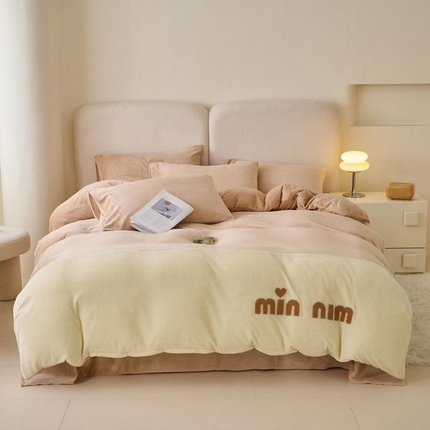 91家纺网 家纺一手货源 找家纺 鑫琪莱家纺 2024新款轻奢毛巾绣牛奶绒四件套 MIN香槟