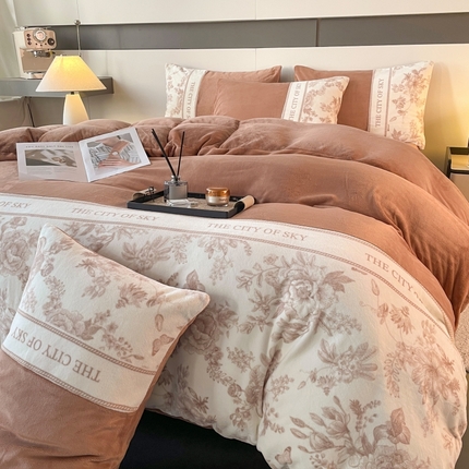 91家纺网 家纺一手货源 找家纺 （总）麦空家居 2025新款220克高克重数码印花拼接牛奶绒四件套-花园里