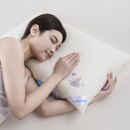 91家纺网 家纺一手货源 找家纺 （总）麦肯锡 2024新款小硅蜜胶原蛋白枕-模特图48*74cm
