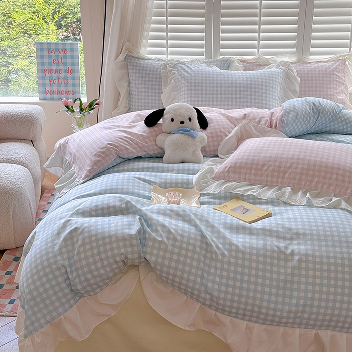 91家纺网 家纺一手货源 找家纺 桃心家居 2024新款A类亲肤舒适软糯云柔水洗棉化纤韩版奶油格子撞色水洗棉系列四件套 水洗棉花边-H蓝格粉格