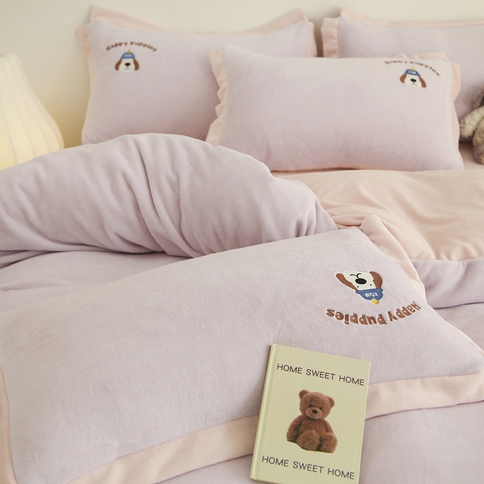 91家纺网 家纺一手货源 找家纺 大渔生活 2025新款高克重卡通牛奶绒刺绣四件套--耶耶狗 耶耶狗-紫