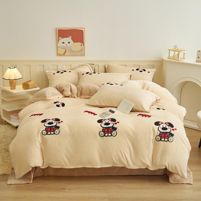 91家纺网 家纺一手货源 找家纺 鑫琪莱家纺 2024新款卡通毛巾绣牛奶绒四件套 幸福狗-米黄香槟