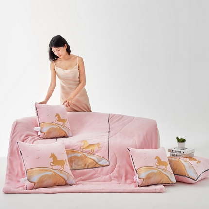 91家纺网 家纺一手货源 找家纺 （总）照世家纺 2024新款牛奶绒策马奔腾抱枕被系列（控价72、92、139、169、219）