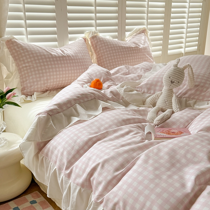 91家纺网 家纺一手货源 找家纺 桃心家居 2024新款A类亲肤舒适软糯云柔水洗棉化纤韩版奶油格子撞色水洗棉系列四件套 水洗棉花边-H粉粉格黄
