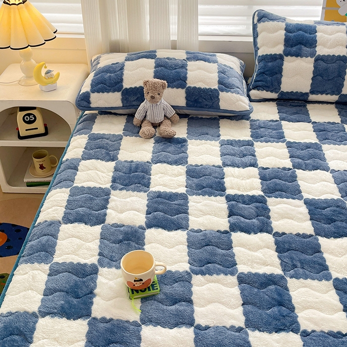 91家纺网 家纺一手货源 找家纺 叠派家纺 2024款秋冬北极绒加厚夹棉床笠三件套印花泰迪绒床垫保护罩-格子系列 蓝