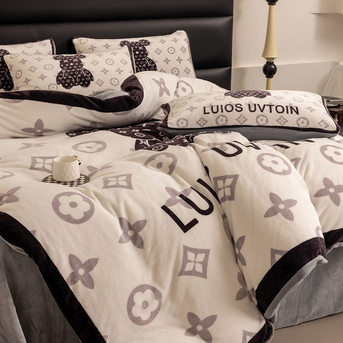 91家纺网 家纺一手货源 找家纺 摩卡（乐趣） 2024新款高克重牛奶绒大版印花四件套 熊仔白