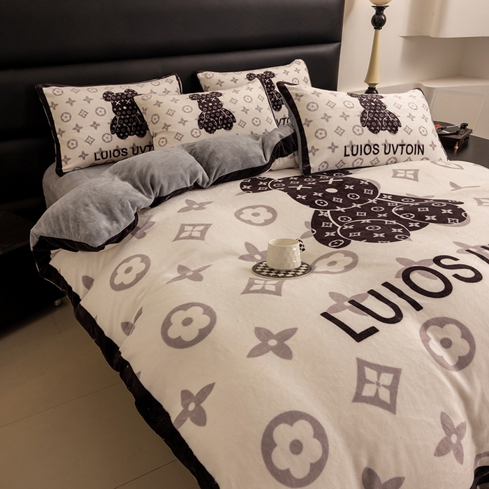 91家纺网 家纺一手货源 找家纺 摩卡（乐趣） 2024新款高克重牛奶绒大版印花四件套 熊仔白