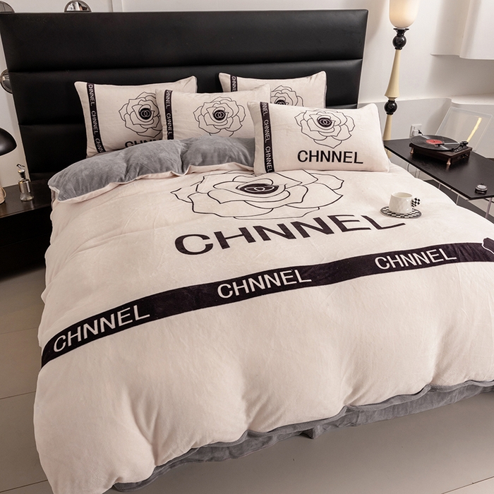 91家纺网 家纺一手货源 找家纺 摩卡（乐趣） 2024新款高克重牛奶绒大版印花四件套 山茶花