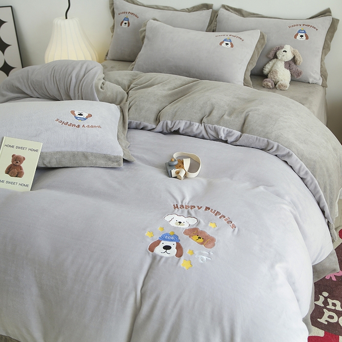 91家纺网 家纺一手货源 找家纺 大渔生活 2025新款高克重卡通牛奶绒刺绣四件套--耶耶狗 耶耶狗-灰