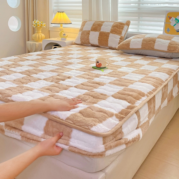 91家纺网 家纺一手货源 找家纺 叠派家纺 2024款秋冬北极绒加厚夹棉床笠三件套印花泰迪绒床垫保护罩-格子系列 咖