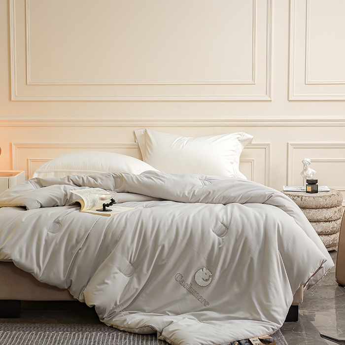 91家纺网 家纺一手货源 找家纺 丽卡家纺（原丽卡家纺） 2024新款7A抗菌艾阳棉提花知梦羊绒蛋白春秋被子被芯 雅致灰