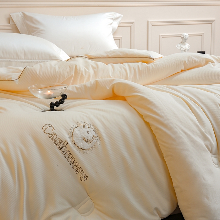 91家纺网 家纺一手货源 找家纺 丽卡家纺（原丽卡家纺） 2024新款7A抗菌艾阳棉提花知梦羊绒蛋白春秋被子被芯 象牙白