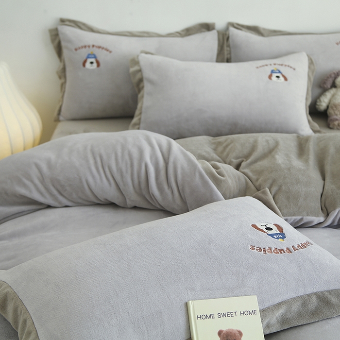 91家纺网 家纺一手货源 找家纺 大渔生活 2025新款高克重卡通牛奶绒刺绣四件套--耶耶狗 耶耶狗-灰