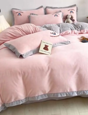 91家纺网 家纺一手货源 找家纺 大渔生活 2025新款高克重卡通牛奶绒刺绣四件套--耶耶狗 耶耶狗-粉