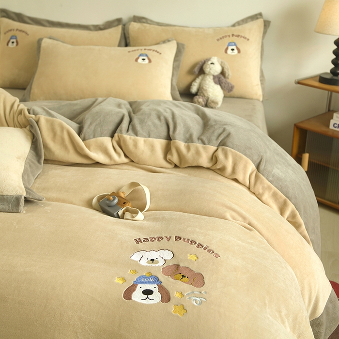 91家纺网 家纺一手货源 找家纺 大渔生活 2025新款高克重卡通牛奶绒刺绣四件套--耶耶狗 耶耶狗-黄