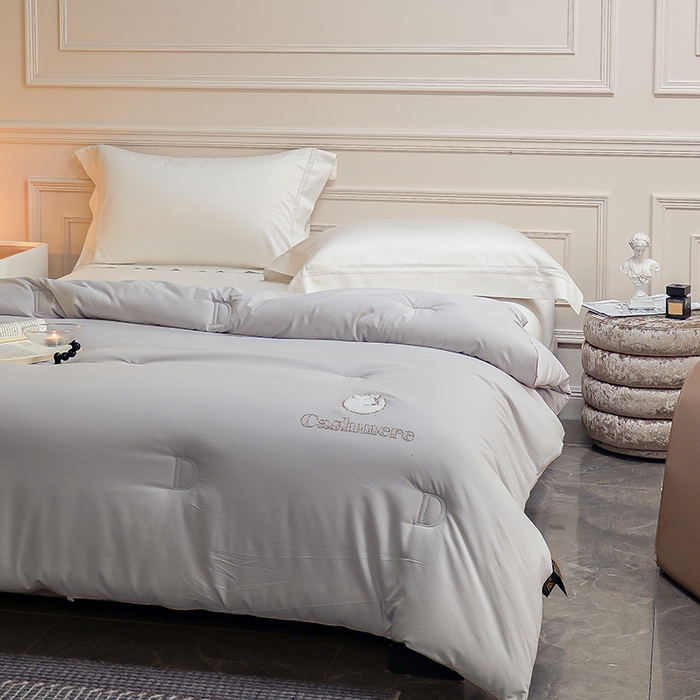 91家纺网 家纺一手货源 找家纺 丽卡家纺（原丽卡家纺） 2024新款7A抗菌艾阳棉提花知梦羊绒蛋白春秋被子被芯 雅致灰