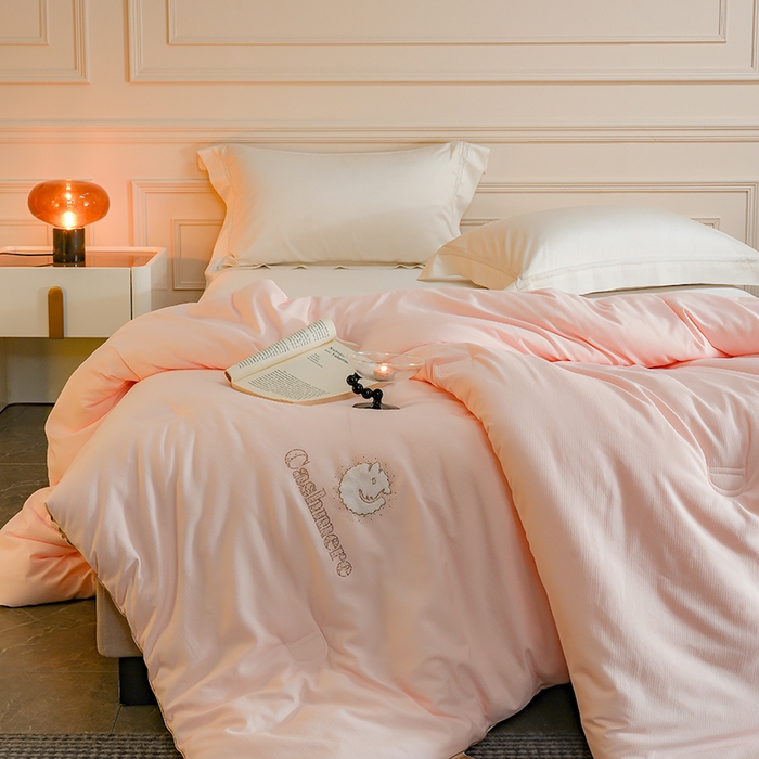 91家纺网 家纺一手货源 找家纺 丽卡家纺（原丽卡家纺） 2024新款7A抗菌艾阳棉提花知梦羊绒蛋白春秋被子被芯 奶油粉