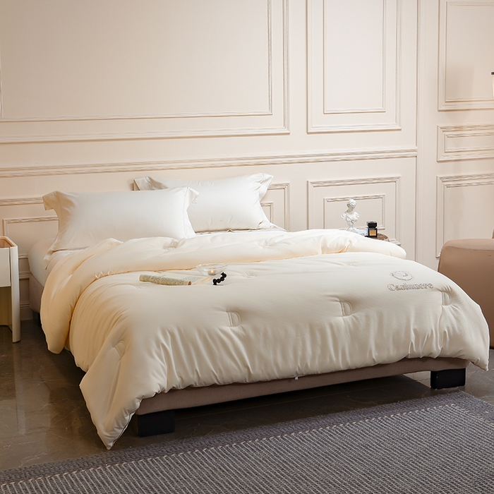 91家纺网 家纺一手货源 找家纺 丽卡家纺（原丽卡家纺） 2024新款7A抗菌艾阳棉提花知梦羊绒蛋白春秋被子被芯 象牙白