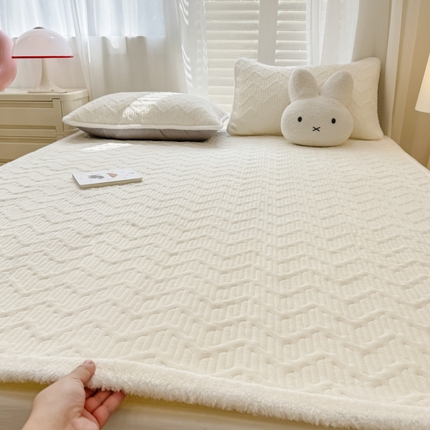 91家纺网 家纺一手货源 找家纺 子曰 2024新款牛奶绒夹棉床垫三件套 优雅白