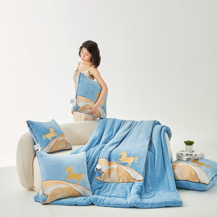 91家纺网 家纺一手货源 找家纺 照世家纺 2024新款牛奶绒策马奔腾抱枕被系列（控价72、92、139、169、219） 天空蓝
