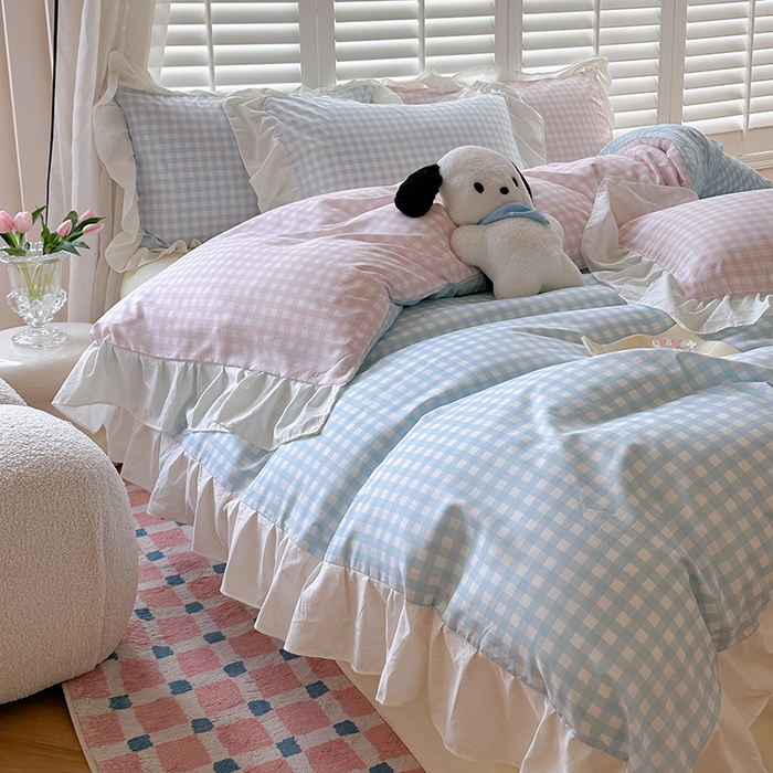 91家纺网 家纺一手货源 找家纺 桃心家居 2024新款A类亲肤舒适软糯云柔水洗棉化纤韩版奶油格子撞色水洗棉系列四件套 水洗棉花边-H蓝格粉格