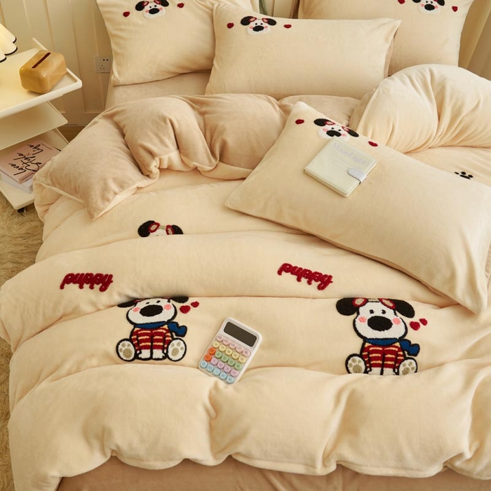 91家纺网 家纺一手货源 找家纺 鑫琪莱家纺 2024新款卡通毛巾绣牛奶绒四件套 幸福狗-米黄香槟