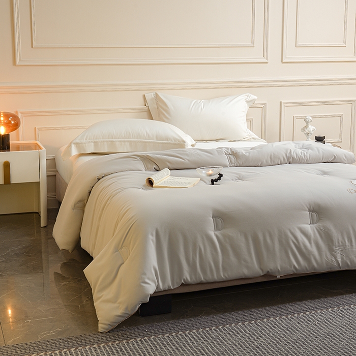 91家纺网 家纺一手货源 找家纺 丽卡家纺（原丽卡家纺） 2024新款7A抗菌艾阳棉提花知梦羊绒蛋白春秋被子被芯 雅致灰