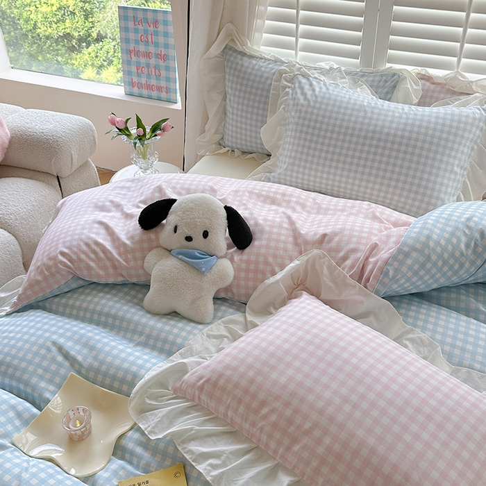 91家纺网 家纺一手货源 找家纺 桃心家居 2024新款A类亲肤舒适软糯云柔水洗棉化纤韩版奶油格子撞色水洗棉系列四件套 水洗棉花边-H蓝格粉格