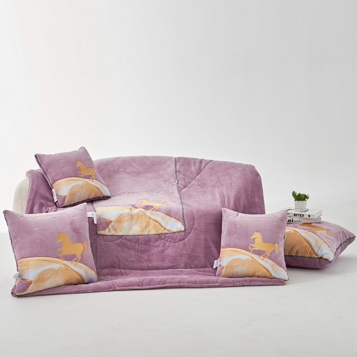 91家纺网 家纺一手货源 找家纺 照世家纺 2024新款牛奶绒策马奔腾抱枕被系列（控价72、92、139、169、219） 香芋紫