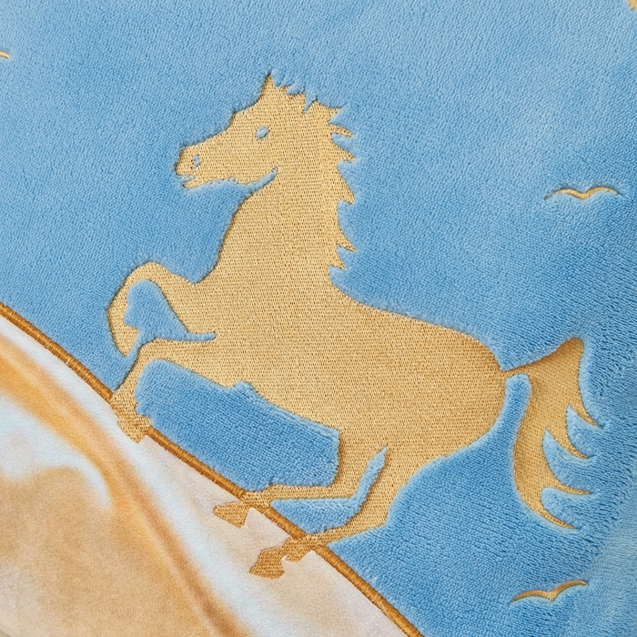 91家纺网 家纺一手货源 找家纺 照世家纺 2024新款牛奶绒策马奔腾抱枕被系列（控价72、92、139、169、219） 天空蓝