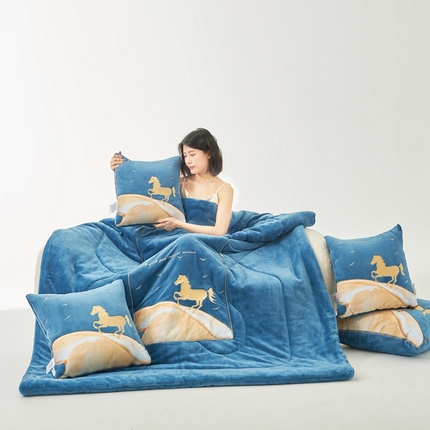 照世家纺 2024新款牛奶绒策马奔腾抱枕被系列（控价72、92、139、169、219） 宝石蓝