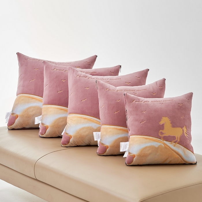 91家纺网 家纺一手货源 找家纺 照世家纺 2024新款牛奶绒策马奔腾抱枕被系列（控价72、92、139、169、219） 豆沙