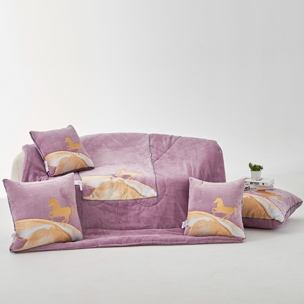 91家纺网 家纺一手货源 找家纺 （总）照世家纺 2024新款牛奶绒策马奔腾抱枕被系列（控价72、92、139、169、219）