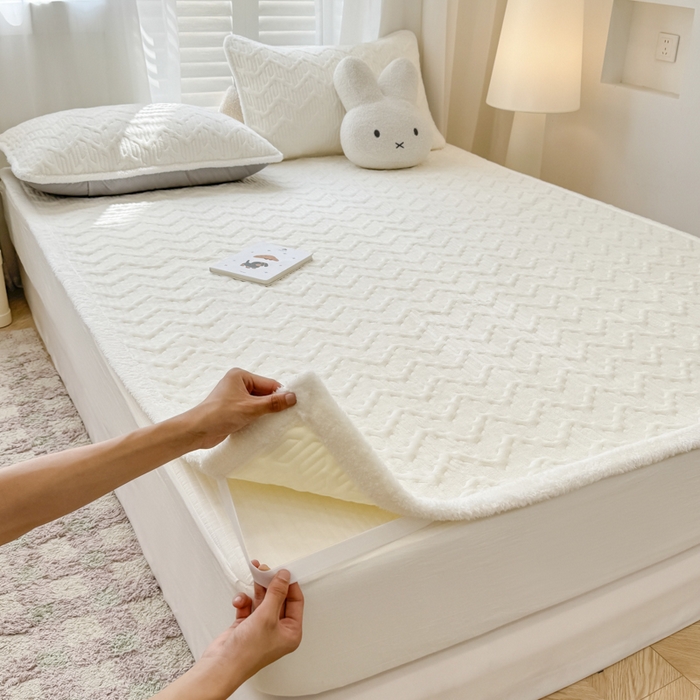 91家纺网 家纺一手货源 找家纺 子曰 2024新款牛奶绒夹棉床垫三件套 优雅白