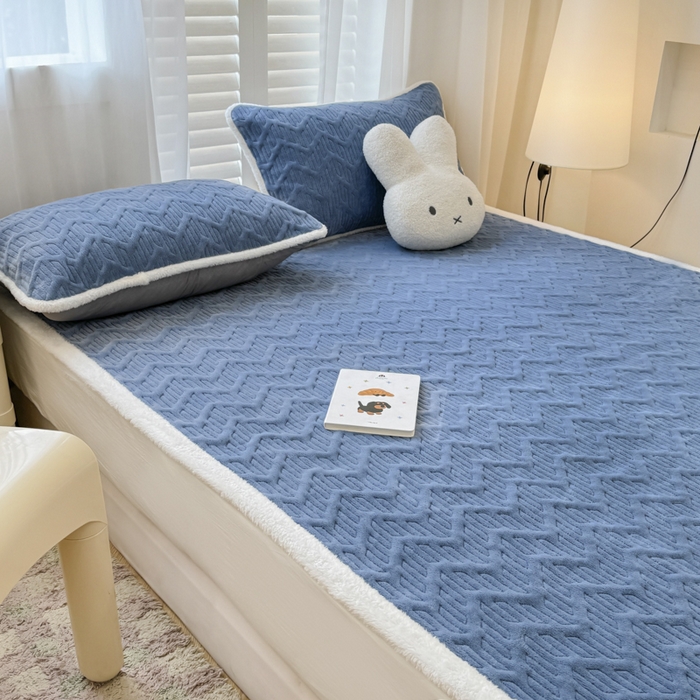 91家纺网 家纺一手货源 找家纺 子曰 2024新款牛奶绒夹棉床垫三件套 宾利蓝