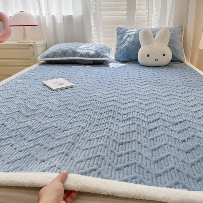 91家纺网 家纺一手货源 找家纺 子曰 2024新款牛奶绒夹棉床垫三件套 天空蓝