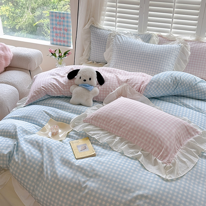 91家纺网 家纺一手货源 找家纺 桃心家居 2024新款A类亲肤舒适软糯云柔水洗棉化纤韩版奶油格子撞色水洗棉系列四件套 水洗棉花边-H蓝格粉格