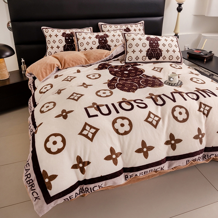 91家纺网 家纺一手货源 找家纺 摩卡（乐趣） 2024新款高克重牛奶绒大版印花四件套 熊仔咖