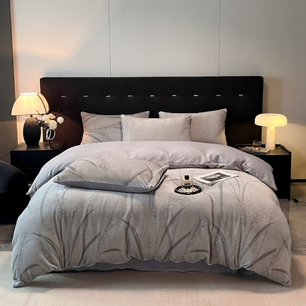 91家纺网 家纺一手货源 找家纺 经年 2025新款牛奶绒四件套-风吹麦香 风吹麦香-浅灰