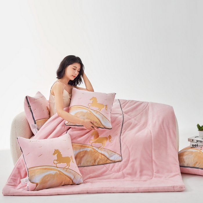 91家纺网 家纺一手货源 找家纺 照世家纺 2024新款牛奶绒策马奔腾抱枕被系列（控价72、92、139、169、219） 浅粉