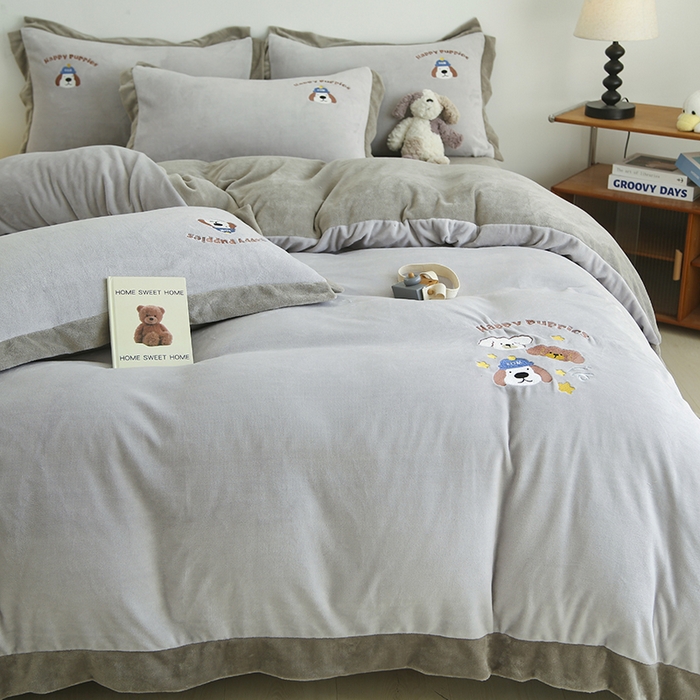 91家纺网 家纺一手货源 找家纺 大渔生活 2025新款高克重卡通牛奶绒刺绣四件套--耶耶狗 耶耶狗-灰