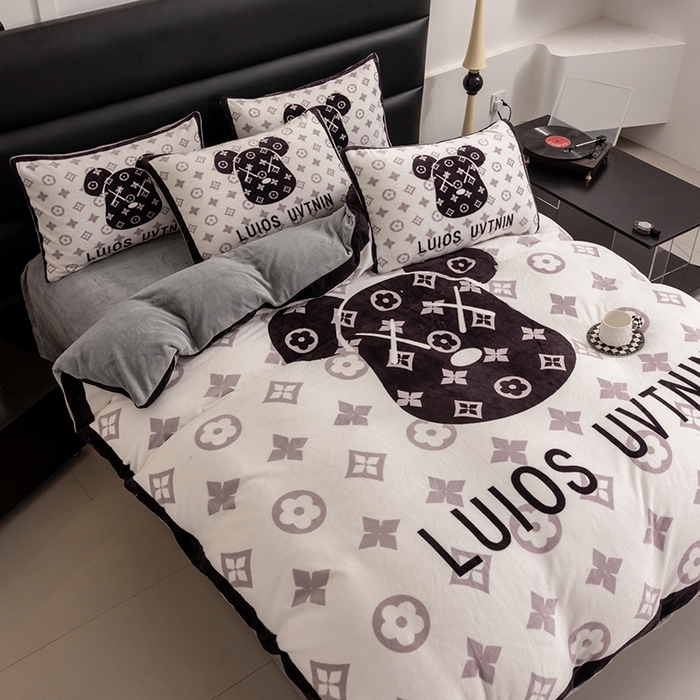 91家纺网 家纺一手货源 找家纺 摩卡（乐趣） 2024新款高克重牛奶绒大版印花四件套 熊头白