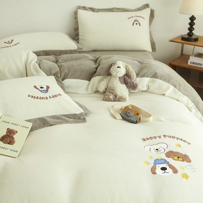 91家纺网 家纺一手货源 找家纺 大渔生活 2025新款高克重卡通牛奶绒刺绣四件套--耶耶狗 耶耶狗-白