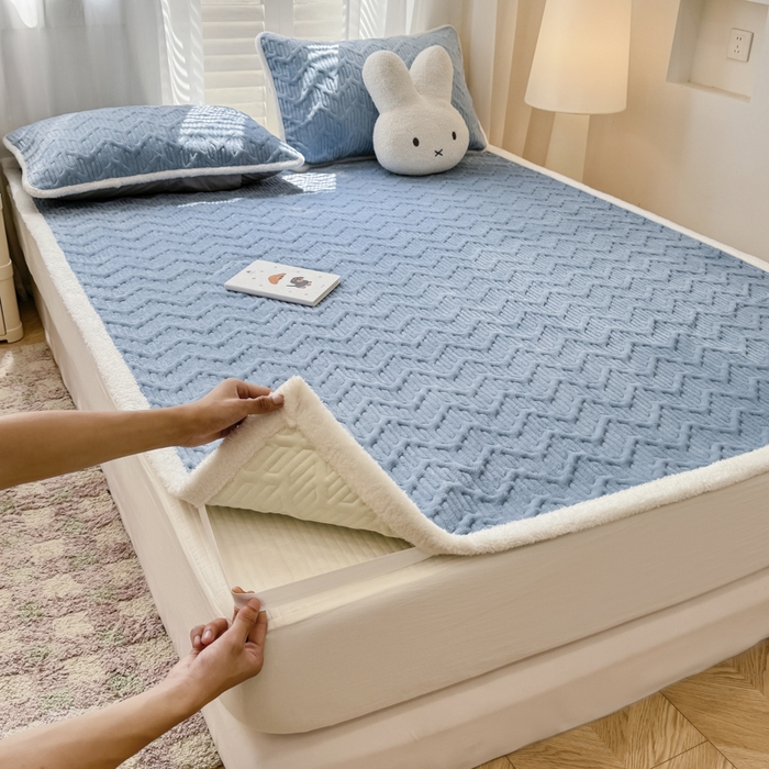 91家纺网 家纺一手货源 找家纺 子曰 2024新款牛奶绒夹棉床垫三件套 天空蓝