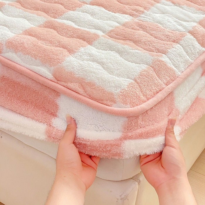 91家纺网 家纺一手货源 找家纺 叠派家纺 2024款秋冬北极绒加厚夹棉床笠三件套印花泰迪绒床垫保护罩-格子系列 粉