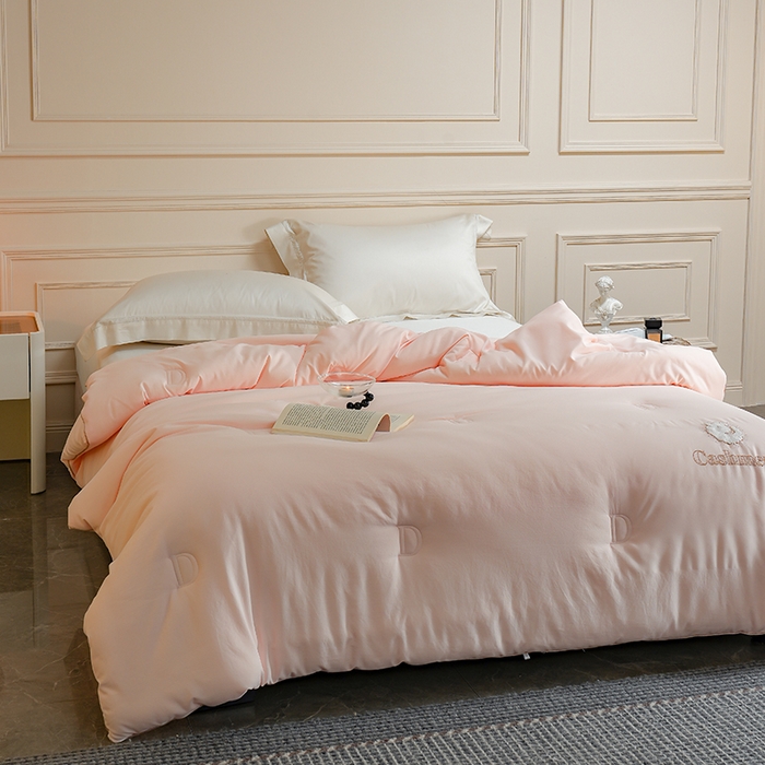 91家纺网 家纺一手货源 找家纺 丽卡家纺（原丽卡家纺） 2024新款7A抗菌艾阳棉提花知梦羊绒蛋白春秋被子被芯 奶油粉