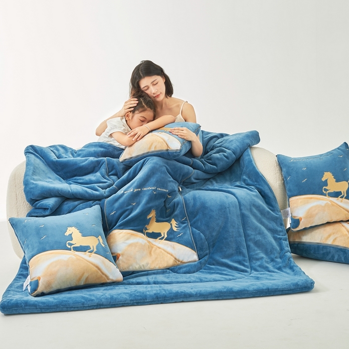 91家纺网 家纺一手货源 找家纺 照世家纺 2024新款牛奶绒策马奔腾抱枕被系列（控价72、92、139、169、219） 宝石蓝