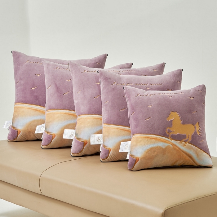 91家纺网 家纺一手货源 找家纺 照世家纺 2024新款牛奶绒策马奔腾抱枕被系列（控价72、92、139、169、219） 香芋紫